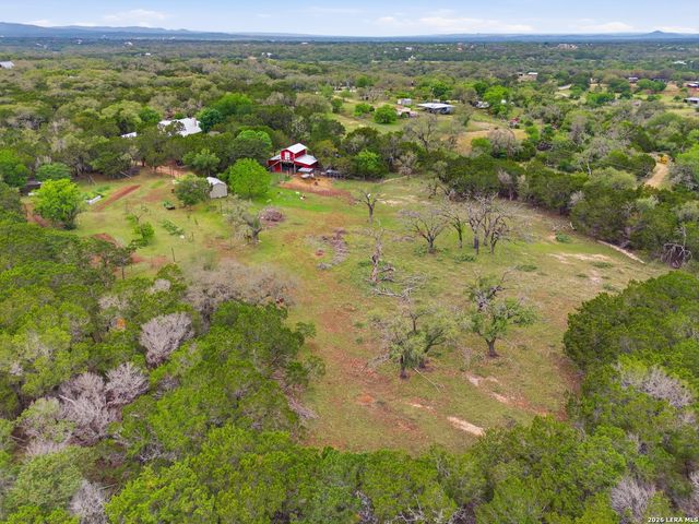 707 Oak Ridge Ln, Pipe Creek, TX 78063