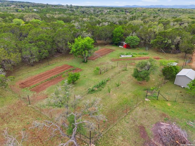 707 Oak Ridge Ln, Pipe Creek, TX 78063