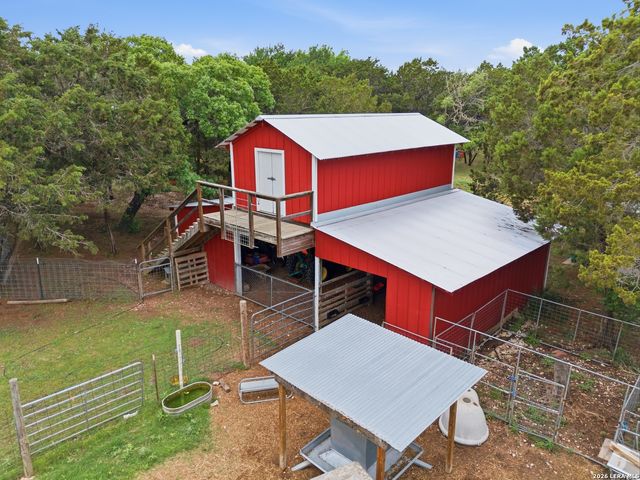 707 Oak Ridge Ln, Pipe Creek, TX 78063