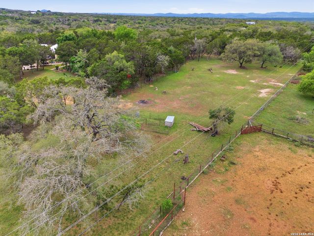 707 Oak Ridge Ln, Pipe Creek, TX 78063