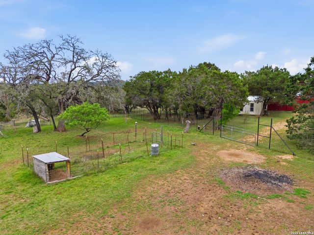 707 Oak Ridge Ln, Pipe Creek, TX 78063