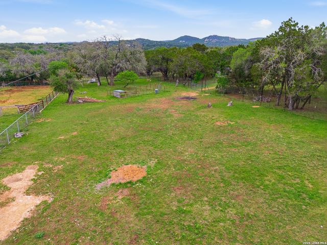 707 Oak Ridge Ln, Pipe Creek, TX 78063