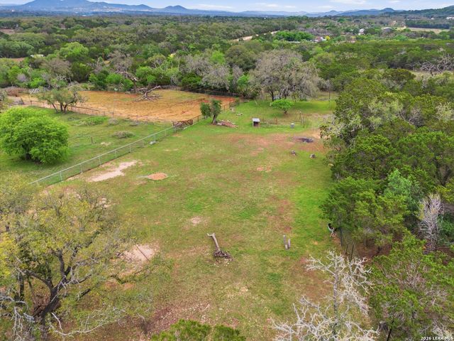 707 Oak Ridge Ln, Pipe Creek, TX 78063