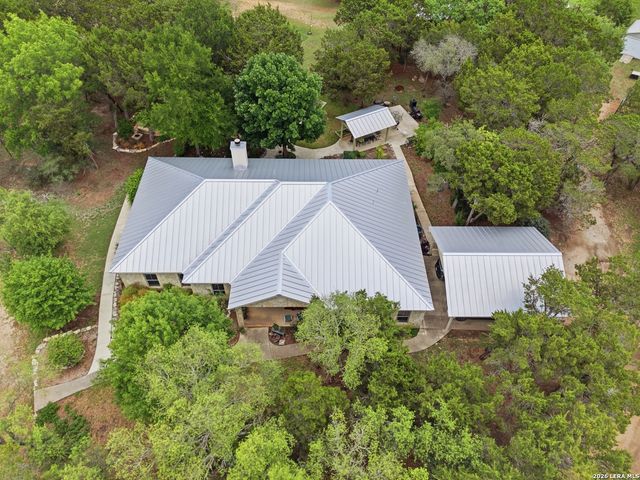 707 Oak Ridge Ln, Pipe Creek, TX 78063