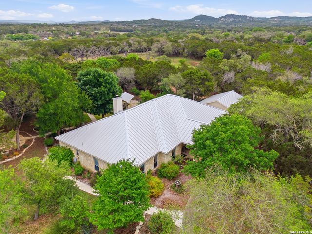 707 Oak Ridge Ln, Pipe Creek, TX 78063