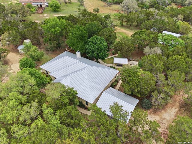 707 Oak Ridge Ln, Pipe Creek, TX 78063