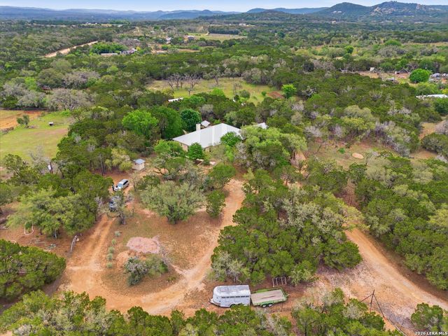 707 Oak Ridge Ln, Pipe Creek, TX 78063
