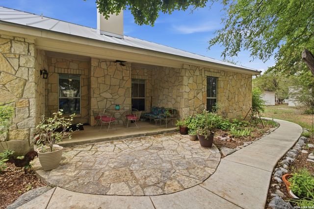 707 Oak Ridge Ln, Pipe Creek, TX 78063