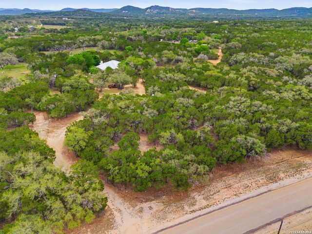 707 Oak Ridge Ln, Pipe Creek, TX 78063
