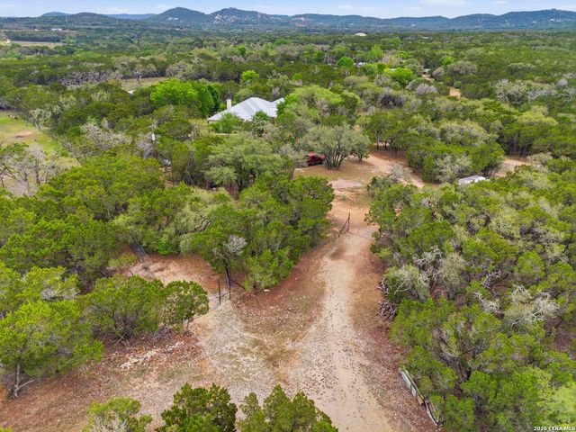 707 Oak Ridge Ln, Pipe Creek, TX 78063