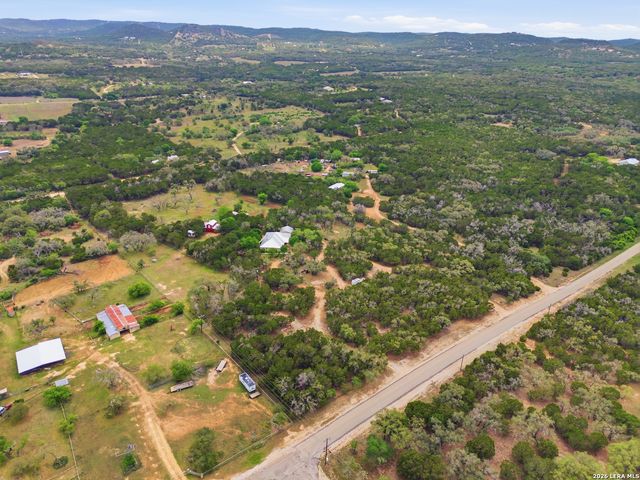 707 Oak Ridge Ln, Pipe Creek, TX 78063