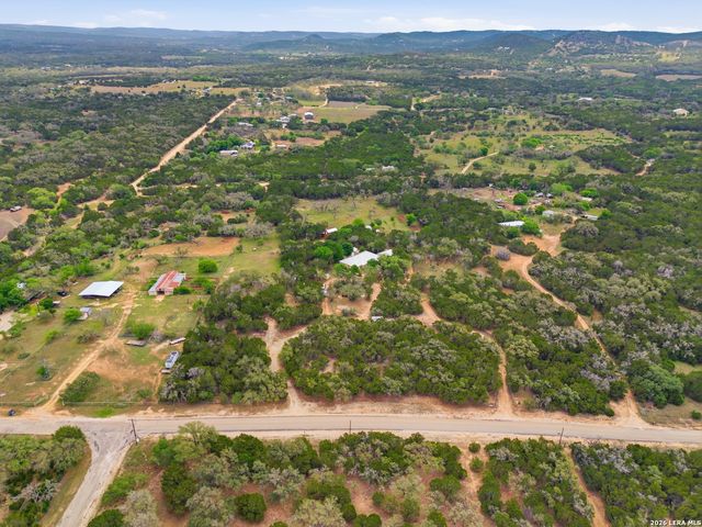 707 Oak Ridge Ln, Pipe Creek, TX 78063