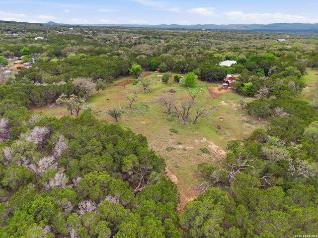 707 Oak Ridge Ln, Pipe Creek, TX 78063