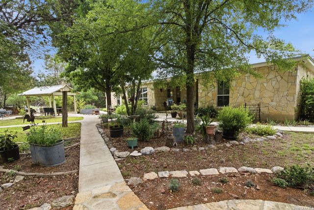 707 Oak Ridge Ln, Pipe Creek, TX 78063