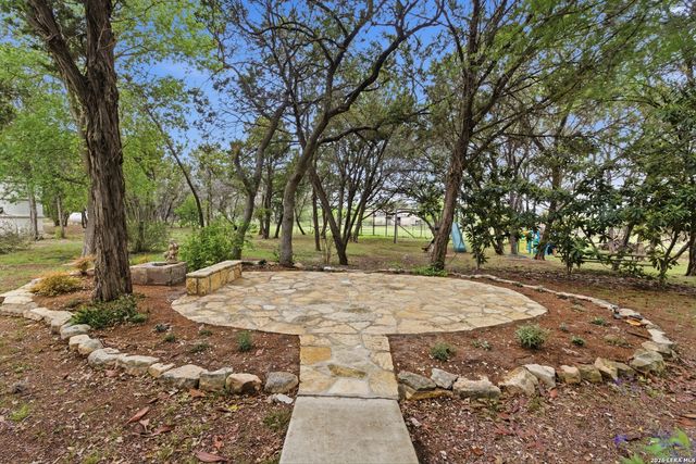 707 Oak Ridge Ln, Pipe Creek, TX 78063