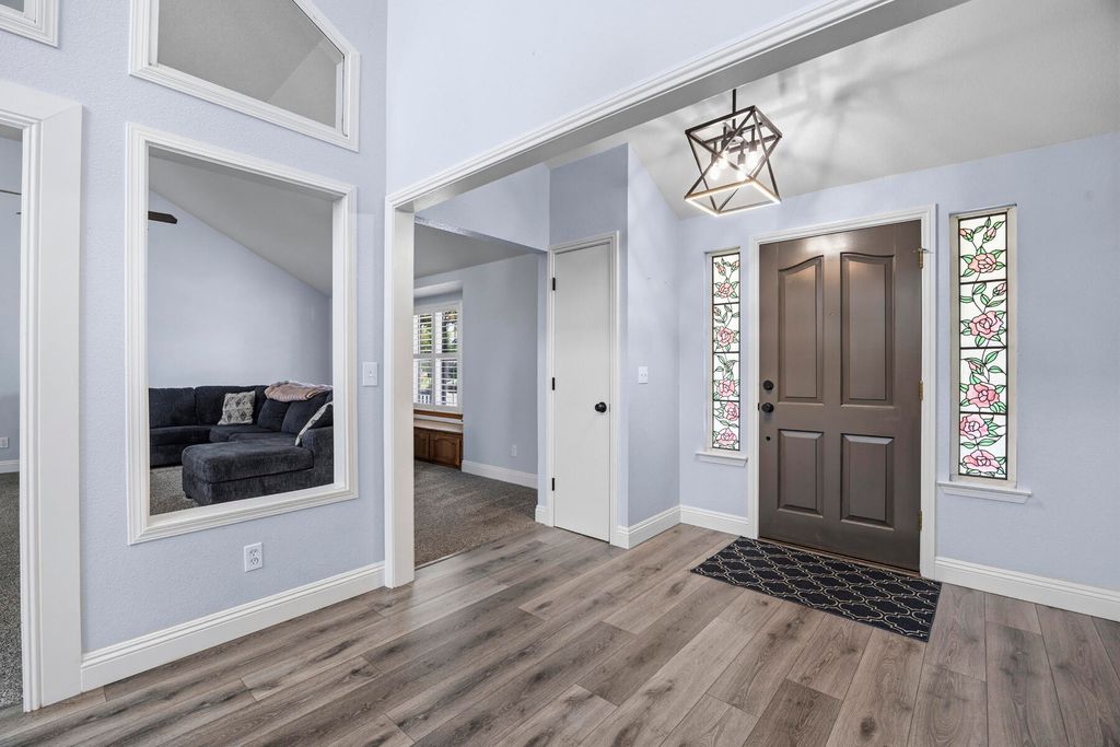 Image 10 of property listing at 5520 W Vassar Avenue, Visalia, CA 93277