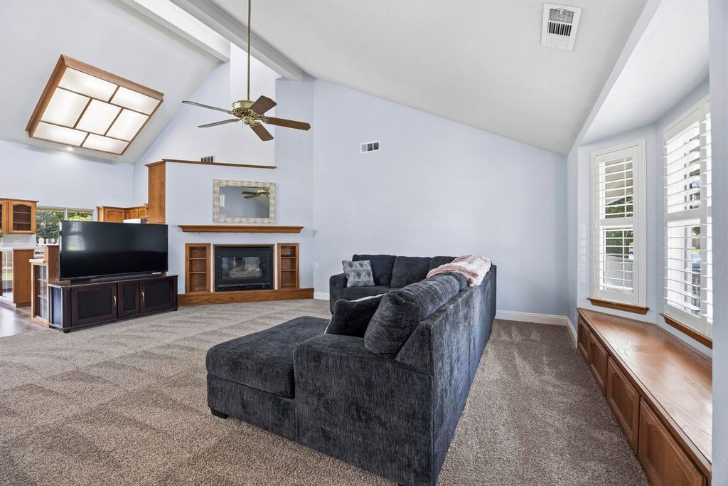 Image 12 of property listing at 5520 W Vassar Avenue, Visalia, CA 93277