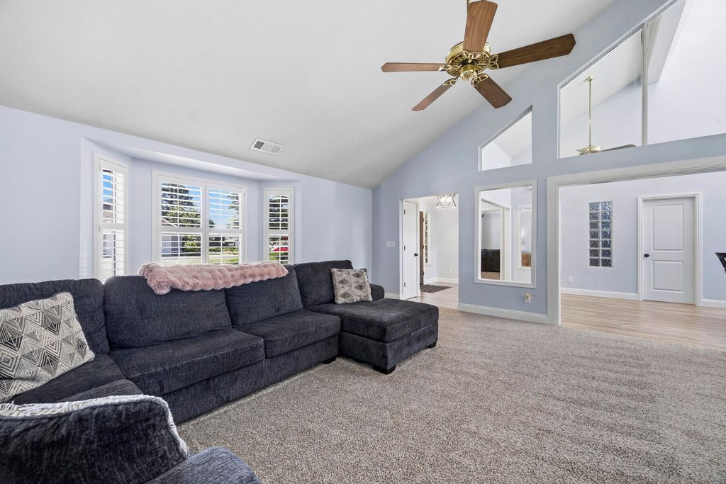 Image 13 of property listing at 5520 W Vassar Avenue, Visalia, CA 93277