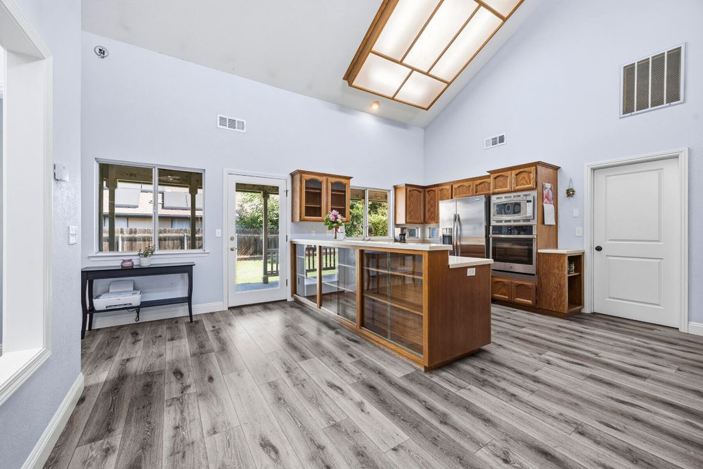 Image 15 of property listing at 5520 W Vassar Avenue, Visalia, CA 93277