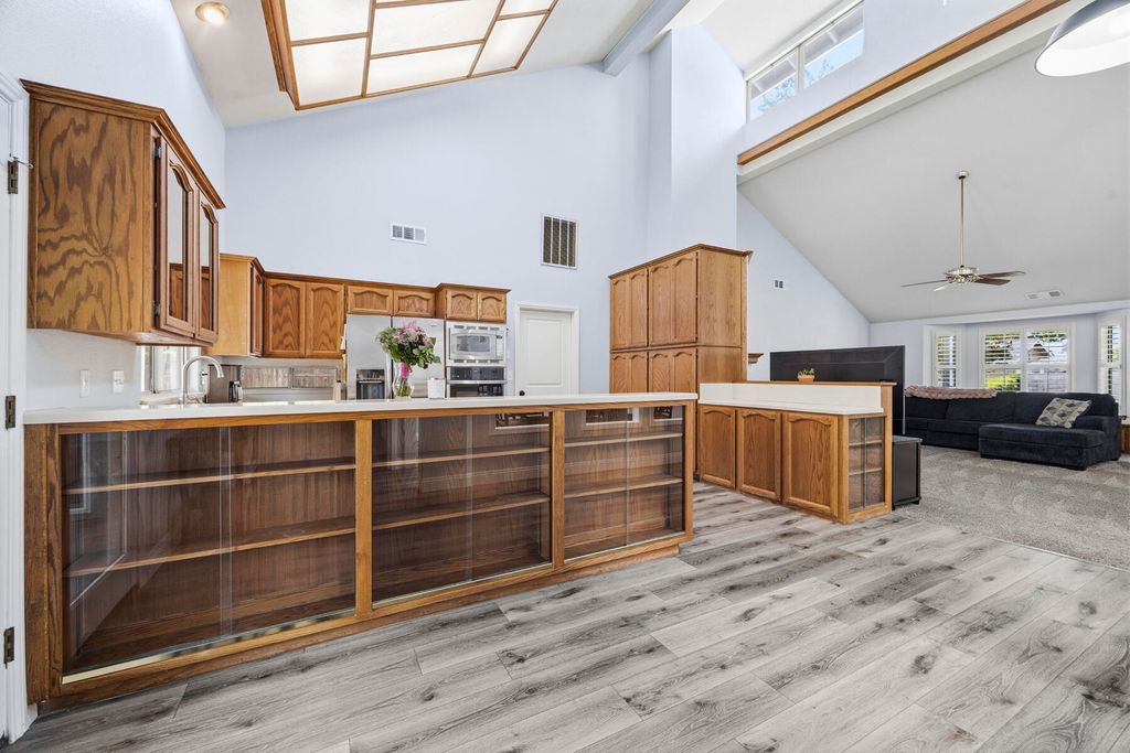 Image 16 of property listing at 5520 W Vassar Avenue, Visalia, CA 93277
