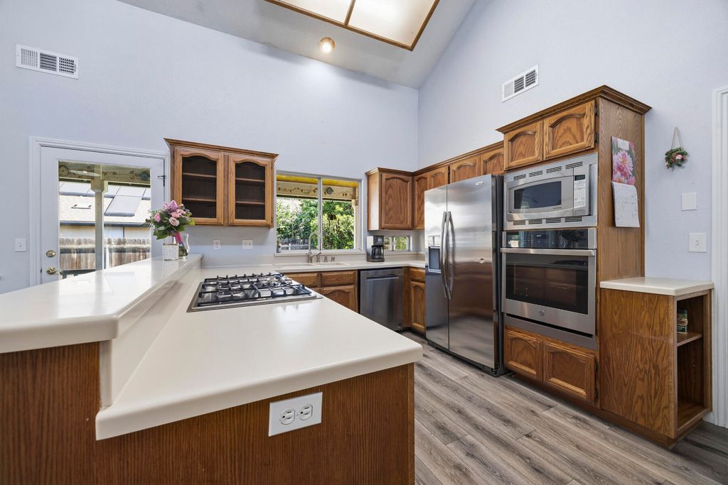 Image 18 of property listing at 5520 W Vassar Avenue, Visalia, CA 93277