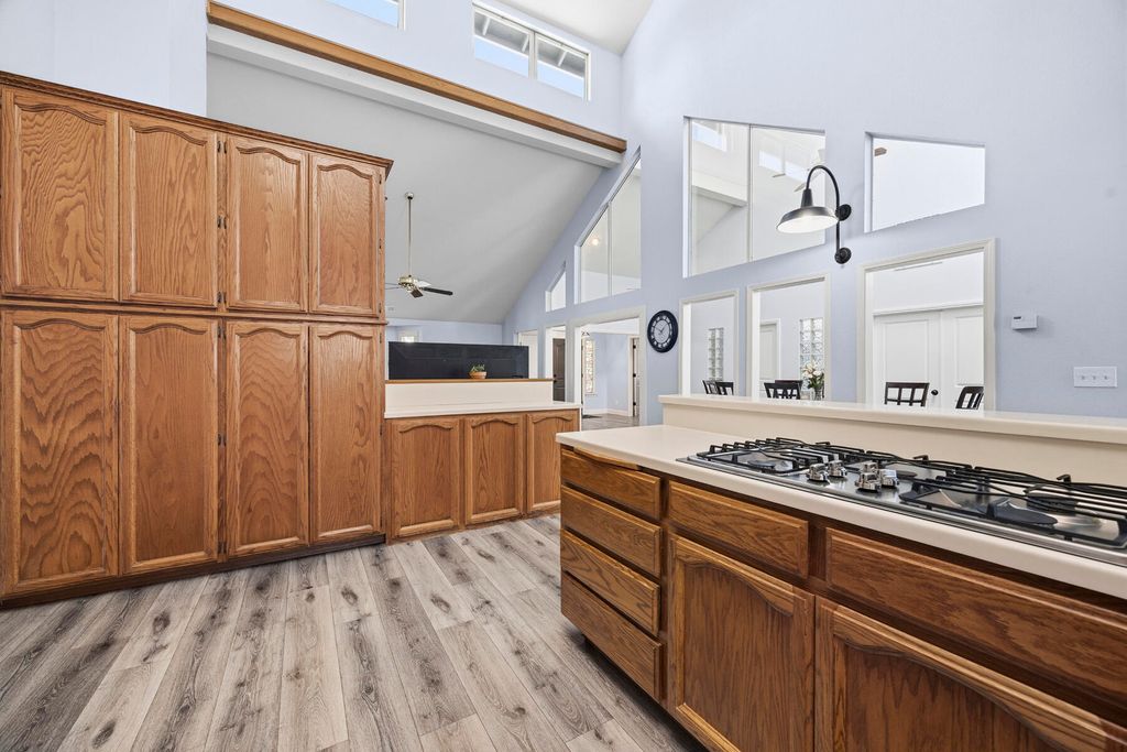 Image 19 of property listing at 5520 W Vassar Avenue, Visalia, CA 93277