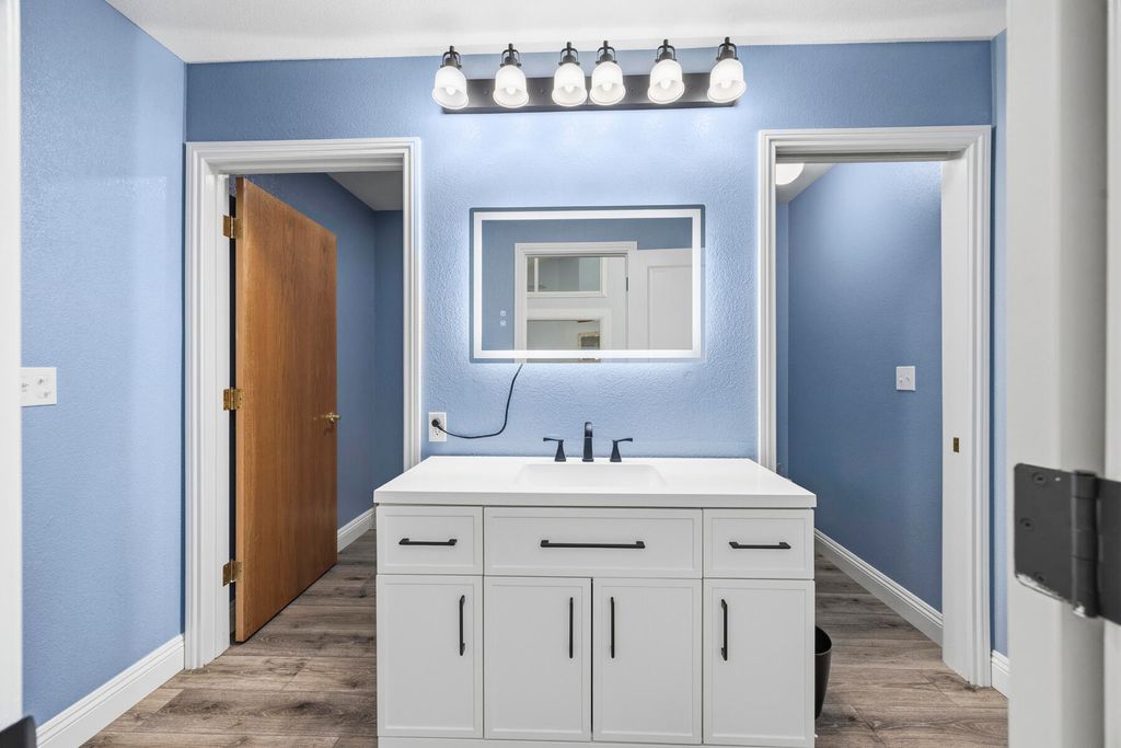 Image 25 of property listing at 5520 W Vassar Avenue, Visalia, CA 93277