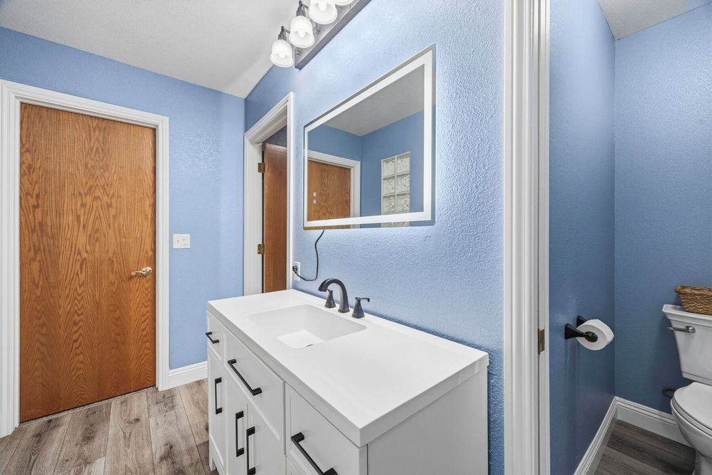 Image 26 of property listing at 5520 W Vassar Avenue, Visalia, CA 93277