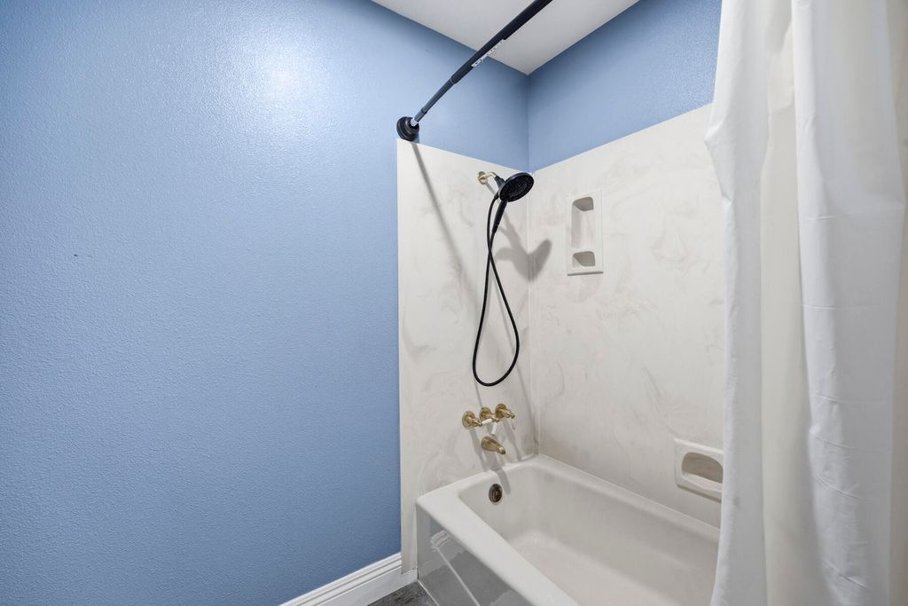 Image 27 of property listing at 5520 W Vassar Avenue, Visalia, CA 93277