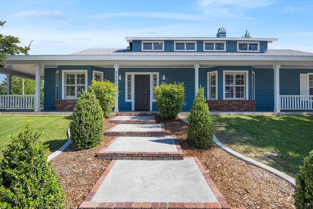 Image 3 of property listing at 5520 W Vassar Avenue, Visalia, CA 93277