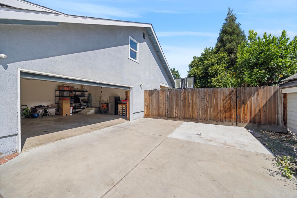 Image 49 of property listing at 5520 W Vassar Avenue, Visalia, CA 93277