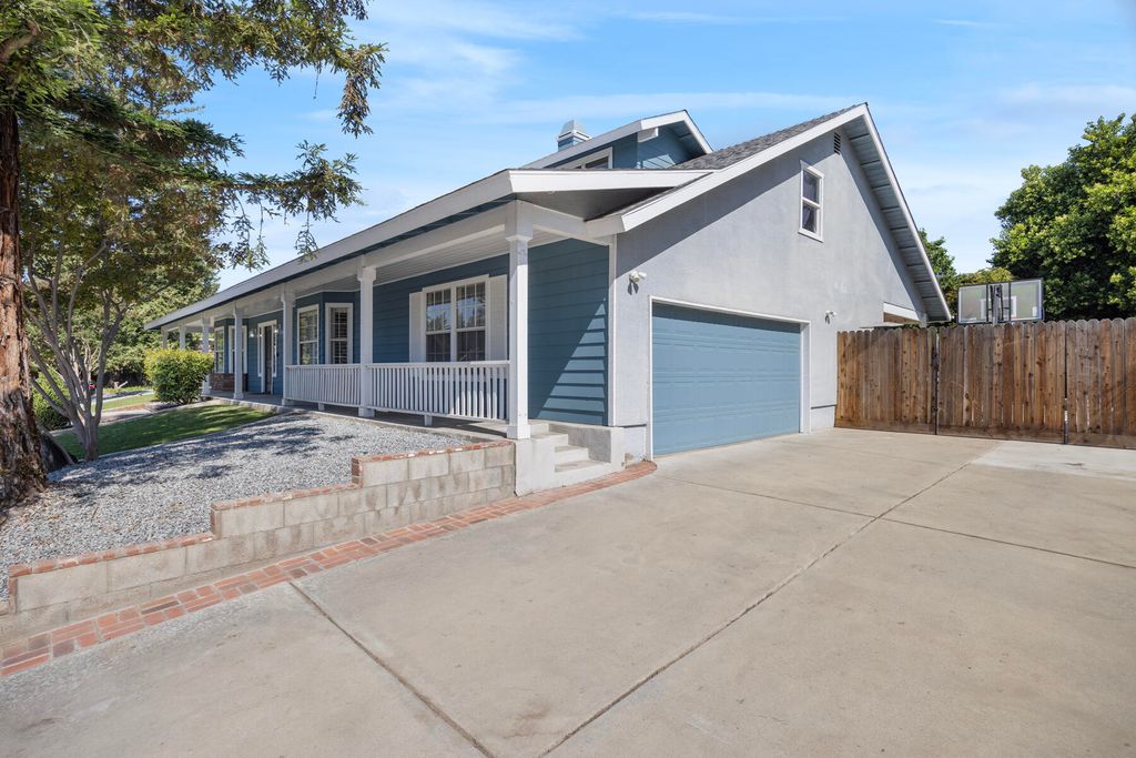 Image 5 of property listing at 5520 W Vassar Avenue, Visalia, CA 93277