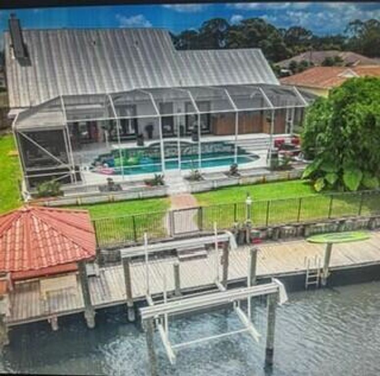 221 NE Sagamore Terrace, Port St Lucie, FL 34983