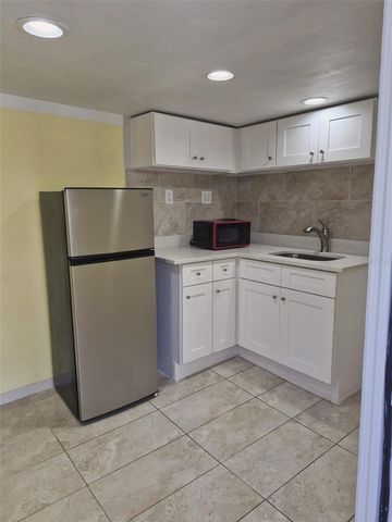 2411 S RAMONA CIRCLE, Tampa, FL 33612