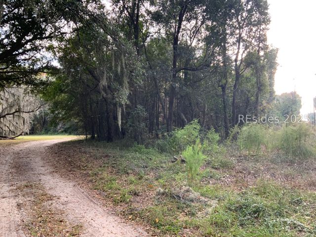 33 Pearl Harbour Dr, St Helena Island, SC 29920