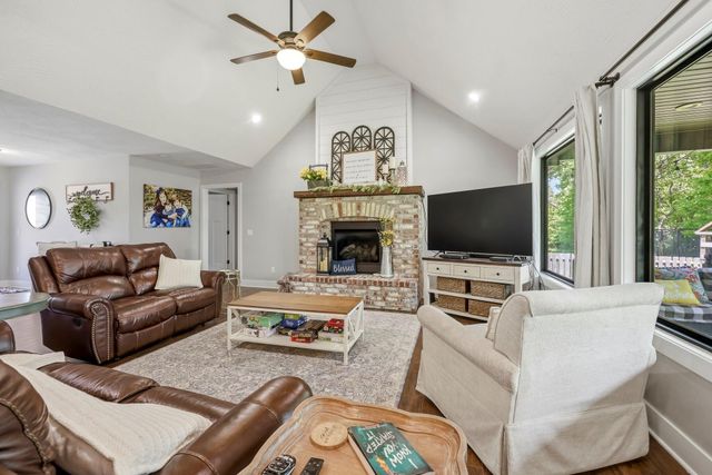 733 N Fox Hill Circle, Nixa, MO 65714
