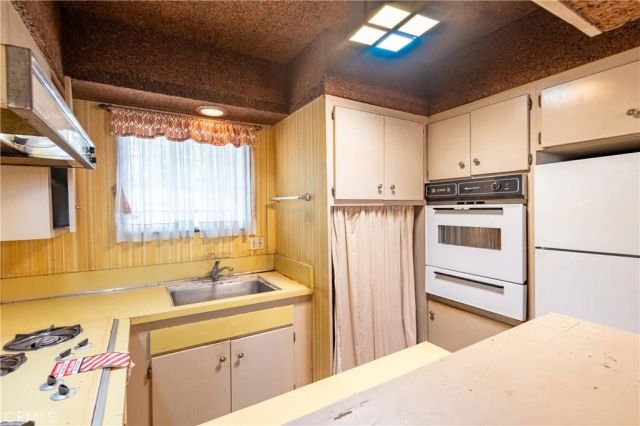14738 Magnolia Boulevard, Sherman Oaks, CA 91403