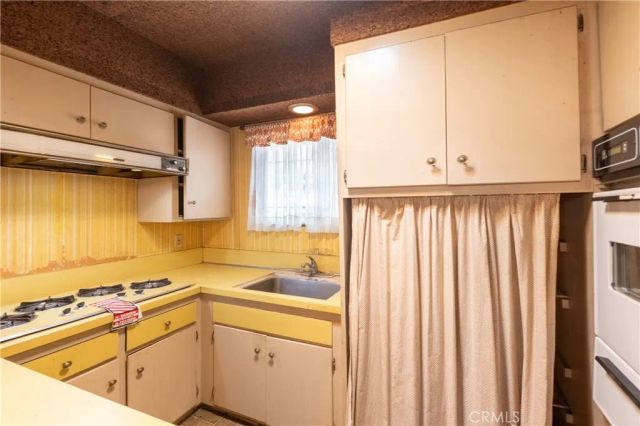 14738 Magnolia Boulevard, Sherman Oaks, CA 91403