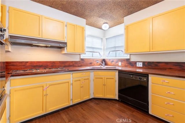 14738 Magnolia Boulevard, Sherman Oaks, CA 91403