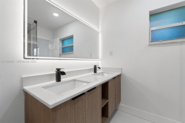 4440 NW 19th Ave, Oakland Park, FL 33309