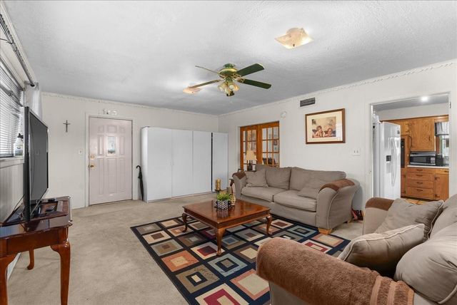 104 Avenue E, Highlands, TX 77562