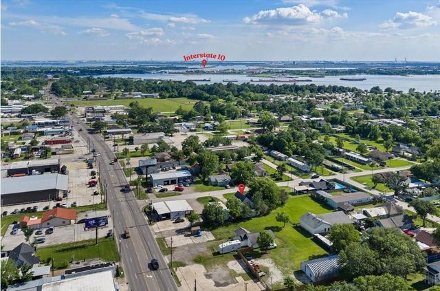 104 Avenue E, Highlands, TX 77562
