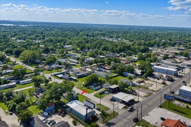 104 Avenue E, Highlands, TX 77562
