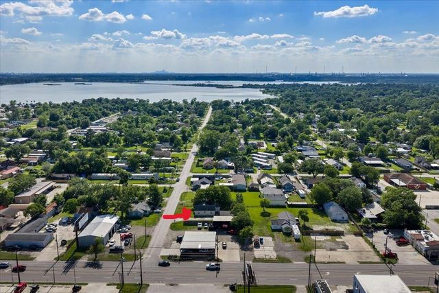 104 Avenue E, Highlands, TX 77562