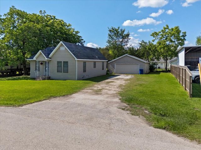 104 Avenue E, Highlands, TX 77562
