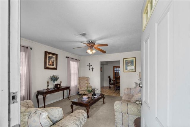 104 Avenue E, Highlands, TX 77562