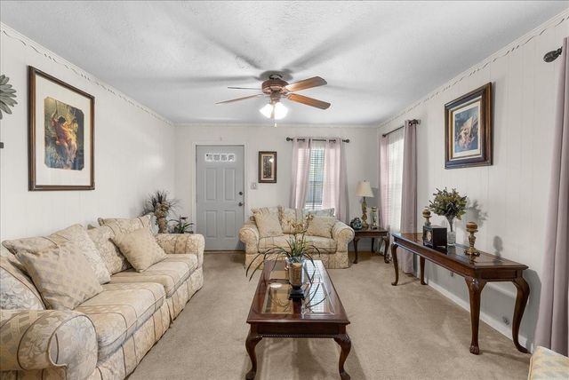 104 Avenue E, Highlands, TX 77562