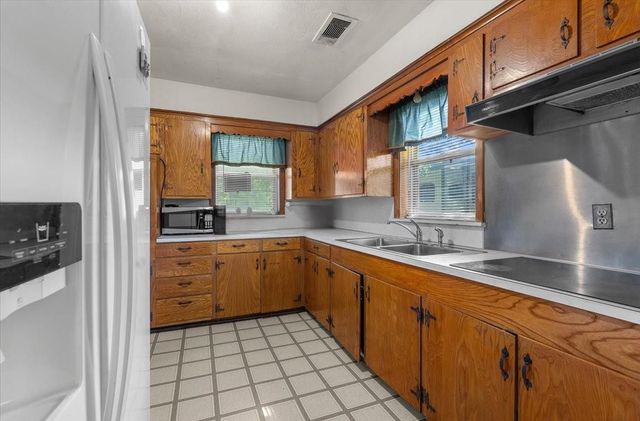 104 Avenue E, Highlands, TX 77562