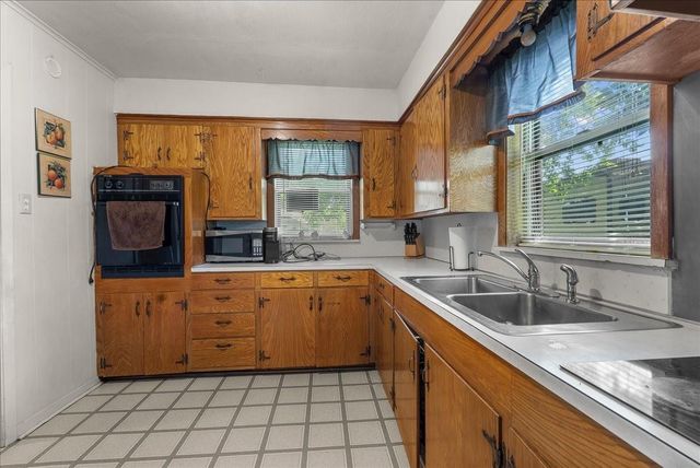 104 Avenue E, Highlands, TX 77562