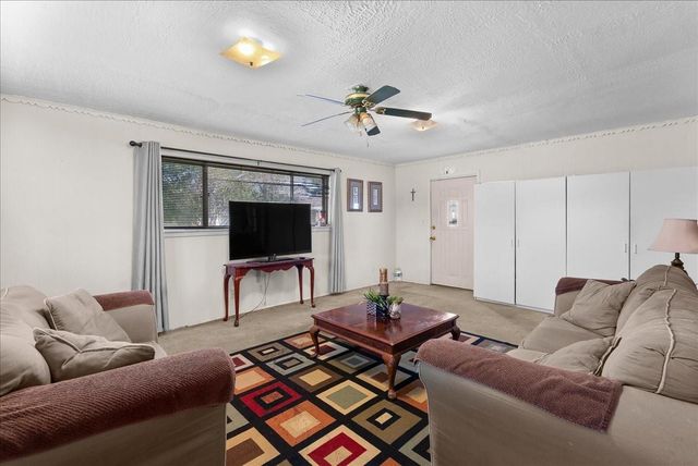 104 Avenue E, Highlands, TX 77562